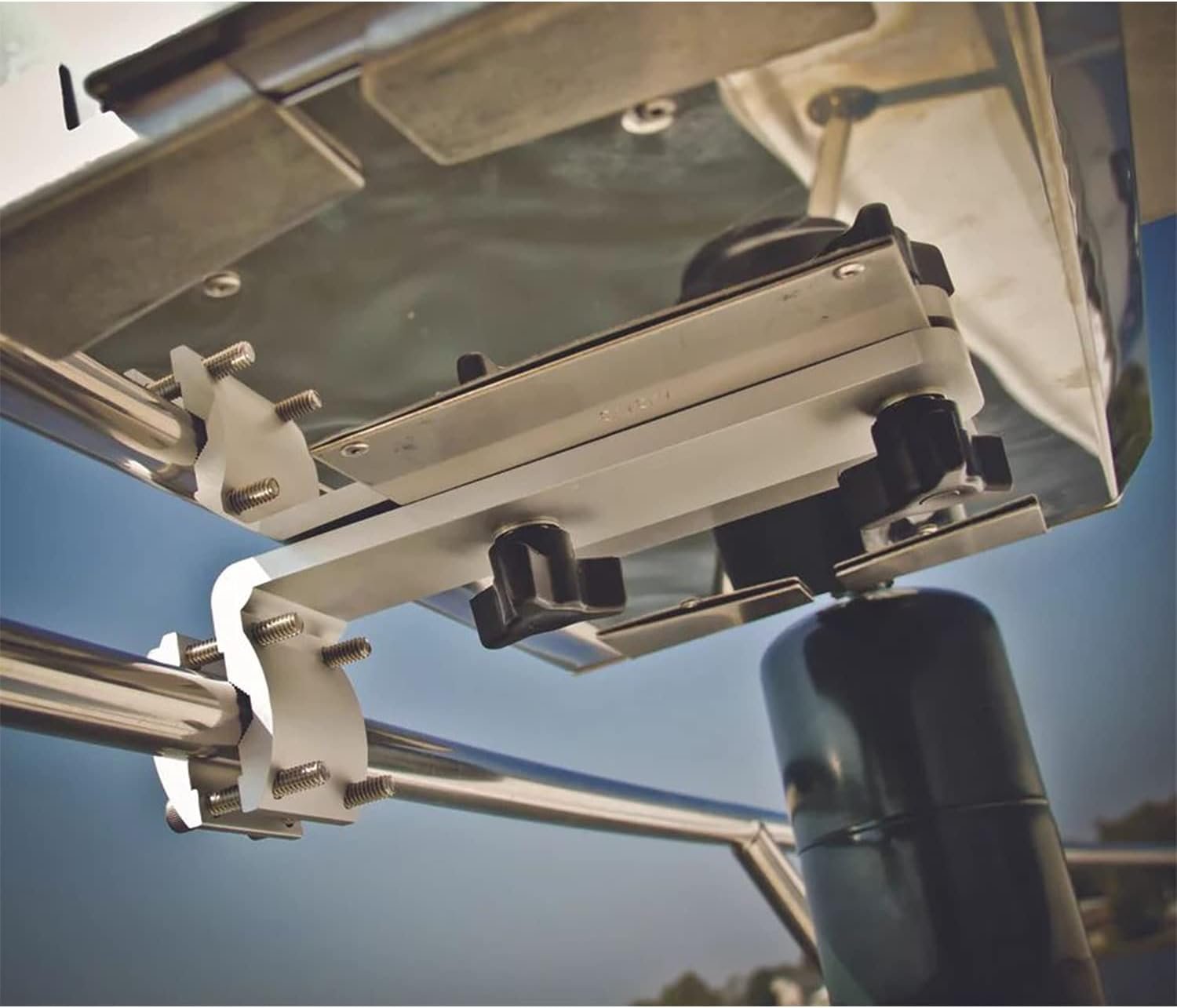 Camco Marine 58182 Kuuma Stow N Go Rail Mount – 9in Aluminum Grill Bracket for 7/8in to 1-1/4in Boat Handrails - Image 3